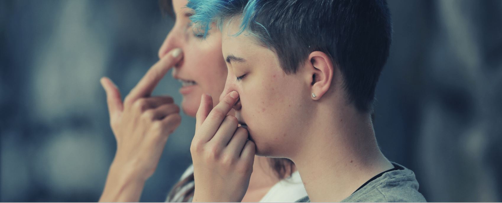 Människor som håller för näsan