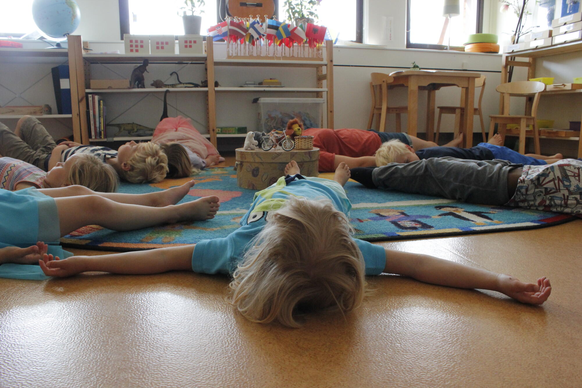 Förskolebarn gör yoga Skolyoga